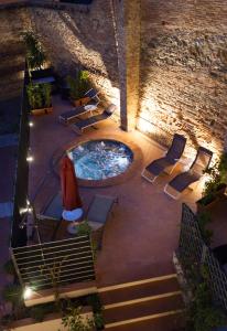eine Terrasse mit einem Pool und Stühlen sowie ein Gebäude in der Unterkunft Hotel San Miniato in San Miniato