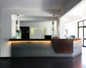 eine Lobby mit Rezeption in einem Gebäude in der Unterkunft Mediterranea Hotel & Convention Center in Salerno