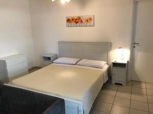 シルヴィ・マリーナにあるApartment A - Green Marineの小さなベッドルーム(ベッド1台、ナイトスタンド付)