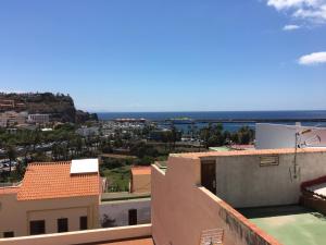 een uitzicht op de oceaan vanuit een gebouw bij apartamentos la villa in San Sebastián de la Gomera