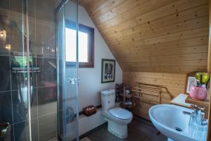 Koupelna v ubytování L'Ecrin de Bois et son spa + 21 fotografií