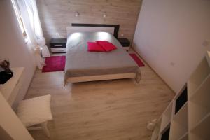 Un dormitorio con una cama con almohadas rojas. en Apartments Hedona, en Pula