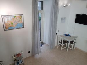 ナポリにあるVincent's homeのテーブルと壁の地図付きの部屋