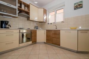 Kuchyň nebo kuchyňský kout v ubytování Apartmani Marica Beg