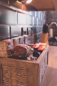 eine Theke in einer Küche mit etwas Essen drauf in der Unterkunft Apartment C in Aberdeen