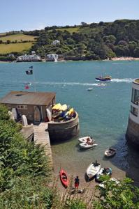 un grupo de barcos en el agua junto a un muelle en Shipwrights Cottage, en Salcombe