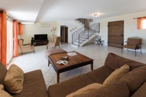 Et opholdsområde på Villa bord de mer avec piscine chauffée