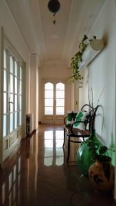 een woonkamer met een stoel en een vaas op de vloer bij Agorà b&b in Trani
