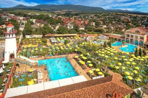 vista aerea sulla piscina di un resort di Plaza Beach Holiday House a Prešov