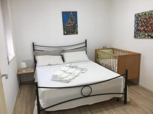 une chambre avec un lit avec des serviettes dessus dans l'établissement Alguer 46, à Alghero