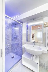 La salle de bains est pourvue d'un lavabo et d'une douche. dans l'établissement Ca' de la Fonte, à Venise