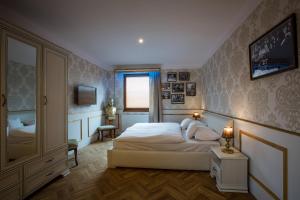 een slaapkamer met een wit bed en een raam bij Retro hotel Garage in Ostrava