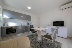 Kuchyň nebo kuchyňský kout v ubytování Apartmani Marica Beg