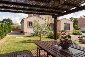 Κήπος έξω από το Villa NaNa - modern Villa with a pool surrounded by nature, Istria-Pula