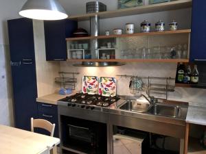 cocina con fregadero y fogones horno superior en Navy Apartment en Massa
