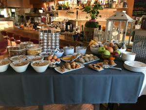 オデルツォにあるPostumia Hotel Designの青いテーブルクロスと食べ物