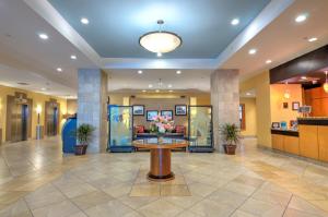 een lobby van een ziekenhuis met een tafel met bloemen bij The Barrymore Hotel Tampa Riverwalk in Tampa