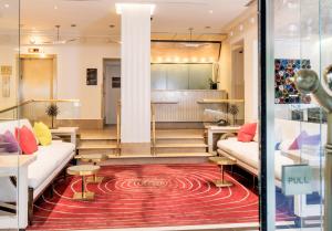 een lobby met banken en tafels op een rood tapijt bij 70 Park Avenue Hotel in New York
