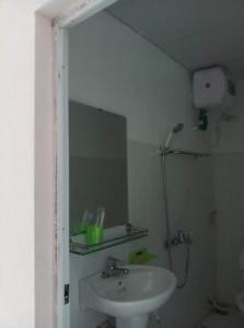 y baño con lavabo y ducha con espejo. en Lung Ho motel, en Làng Cac