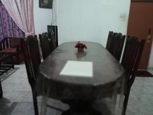 einen Tisch in einem Zimmer mit einem Haufen Stühle in der Unterkunft Didula Holiday Resort in Anuradhapura