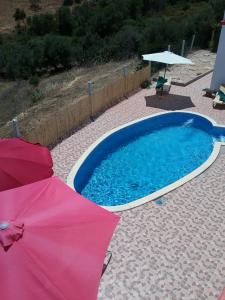 タヴィラにあるQuinta da Luzの傘と傘2本が隣接するプールを利用できます。