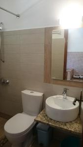 uma casa de banho com um WC branco e um lavatório. em Dakis Studios em Kerion mais 37 fotografias