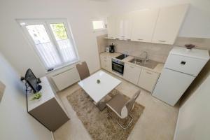 Kuchyň nebo kuchyňský kout v ubytování Apartmani Marica Beg