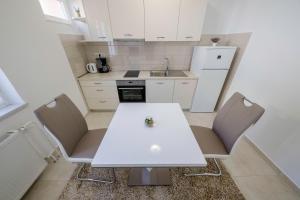 Kuchyň nebo kuchyňský kout v ubytování Apartmani Marica Beg