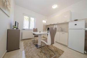 Kuchyň nebo kuchyňský kout v ubytování Apartmani Marica Beg