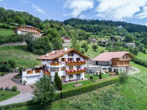 una vista aérea de una casa en una colina en Unterkehrhof, en Laion