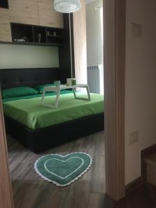 ein Schlafzimmer mit einem Bett mit einem Herzteppich auf dem Boden in der Unterkunft La Casa del Poeta in Taormina