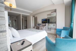 TV a/nebo společenská místnost v ubytování Dedeminn Marina Hotel