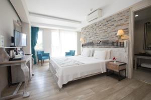 Postel nebo postele na pokoji v ubytování Dedeminn Marina Hotel