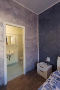 una camera con letto e un bagno con lavandino di Mary's House a Civitavecchia