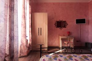 una camera con letto, armadio e finestra di Mary's House a Civitavecchia