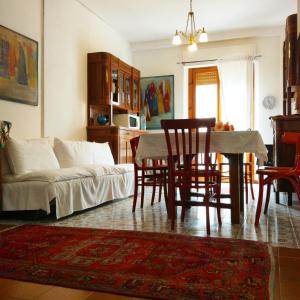 uma sala de estar com uma mesa e um sofá em Amariglio em Ozieri