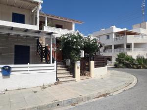 Una casa con escaleras y un árbol delante. en Protaras Happy Sunny Holidays, en Paralimni