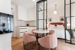 Łóżko lub łóżka w pokoju w obiekcie Mante House - Malasaña Design