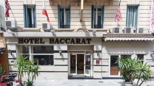 een baggart-bord voor een gebouw bij Baccarat Hostel in Nice