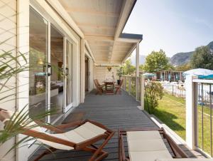 ヴェルバーニアにあるIl Borgo delle Artiの椅子とテーブルのある家の出口