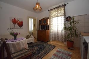 sala de estar con mesa y ventana en Apartment Morena, en Zagreb