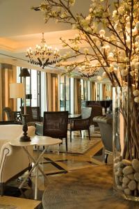 a lobby of a hotel with a table and chairs at Grande Real Villa Itália Hotel & Spa in Cascais