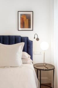 Łóżko lub łóżka w pokoju w obiekcie Mante House - Malasaña Design