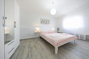 Posteľ alebo postele v izbe v ubytovaní Apartmani NEVA, Pridraga
