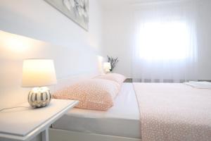 Posteľ alebo postele v izbe v ubytovaní Apartmani NEVA, Pridraga