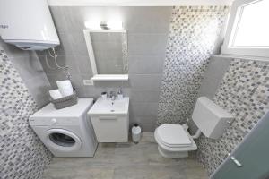 Kúpeľňa v ubytovaní Apartmani NEVA, Pridraga
