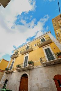 コラートにあるLe Stanze di Filippo Tandoiの黄色の建物(窓、バルコニー付)