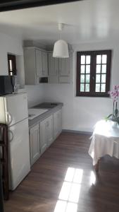 Kuchyň nebo kuchyňský kout v ubytování Gîte au calme avec point de vue proche Turenne