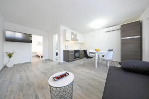Kuchyňa alebo kuchynka v ubytovaní Apartmani NEVA, Pridraga