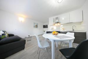 Kuchyňa alebo kuchynka v ubytovaní Apartmani NEVA, Pridraga
